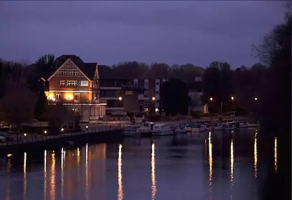 Uno Hotel Thames Maidenhead Exterior photo